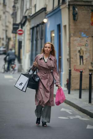 Villanelle se retrouve à plusieurs reprises en train de faire du shopping dans la série