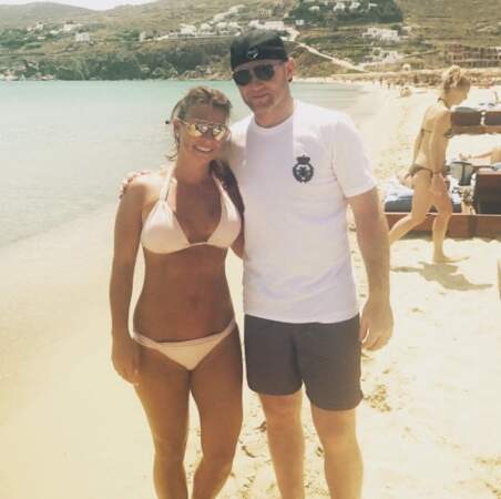 La star anglaise Wayne Rooney et son épouse, tout de blanc vêtus