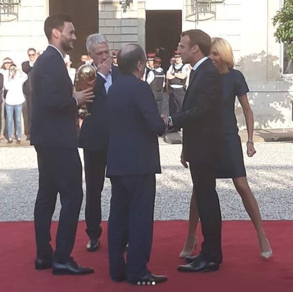 Brigitte Macron a la même posture que Cristiano Ronaldo avant de tirer un coup-franc