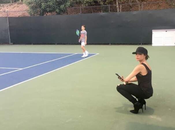 Victoria Beckham s'est légèrement fait remarquer sur le cours de tennis où jouait son fils Romeo. 