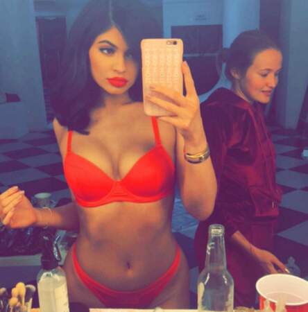 Et Kylie Jenner sublime en lingerie rouge !