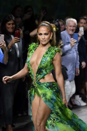 Jennifer Lopez a mis le feu à internet en portant de nouveau l'iconique robe jungle de Versace