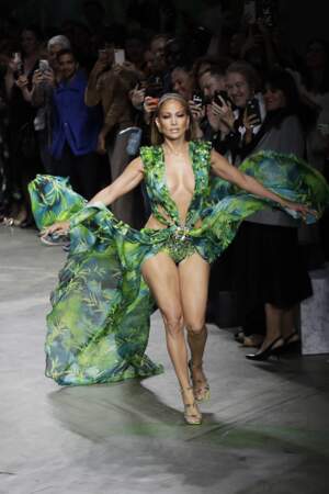 Jennifer Lopez, bombesque dans une déclinaison de sa célèbre robe jungle des Grammy's 2000 