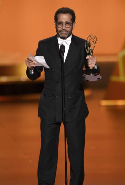 Très ému, Tony Shalhoub a remporté l'Emmy du meilleur second rôle masculin dans une comédie