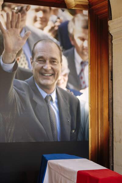 Le cercueil de Jacques Chirac, surplombé d'une photo choisie par sa famille où il salue la foule