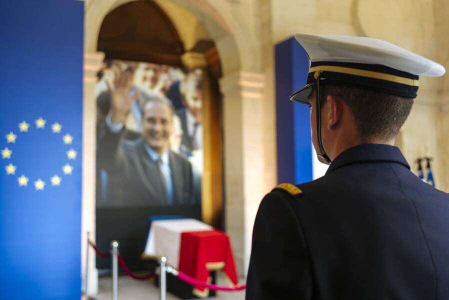 Un officier devant le cercueil de Jacques Chirac