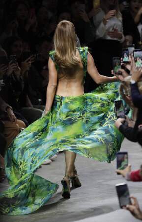 Avec aussi beaucoup moins de tissu, cette nouvelle robe jungle dévoilant la superbe chute de rein de JLo