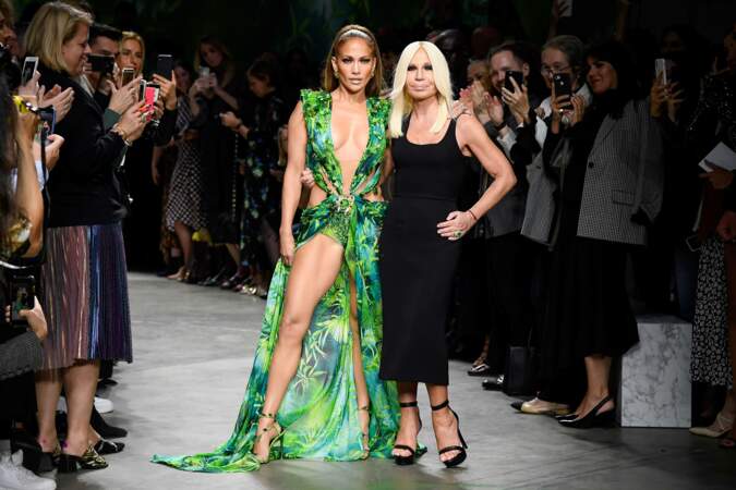 Jennifer Lopez pose aux côtés de Donatella Versace