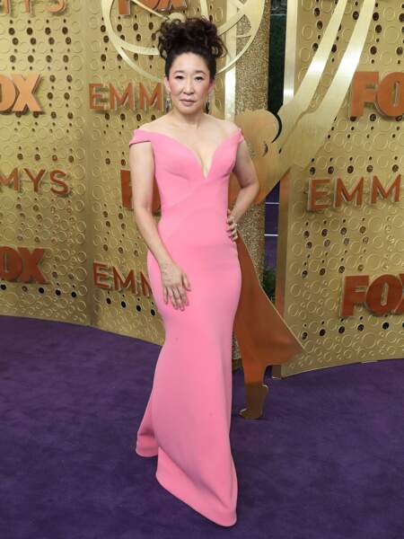 Sandra Oh, l'ancienne Cristina de Grey's Anatomy, a opté pour une longue robe rose avec un décolleté plongeant