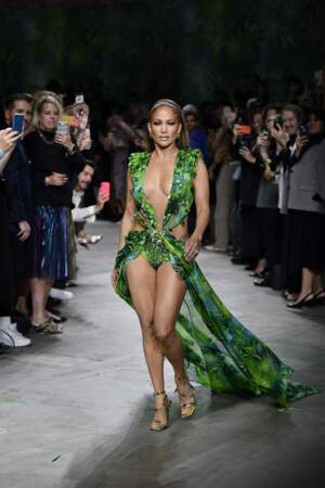Jennifer Lopez sur le podium du défilé Versace printemps-été 2020 lors de la Fashion Week de Milan