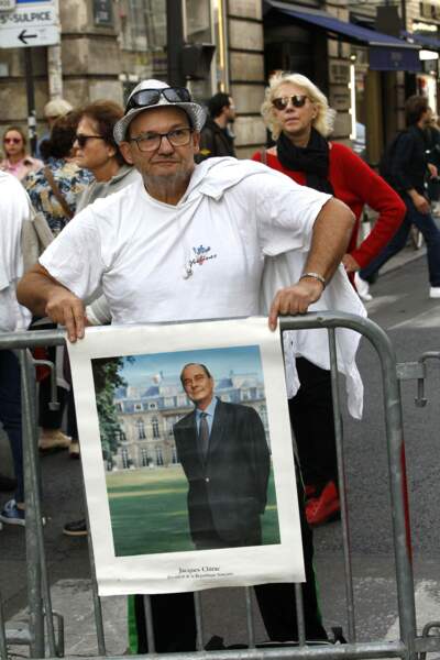 Certains avaient apporté des affiches ou des photos pour rendre hommage à l'ancien président