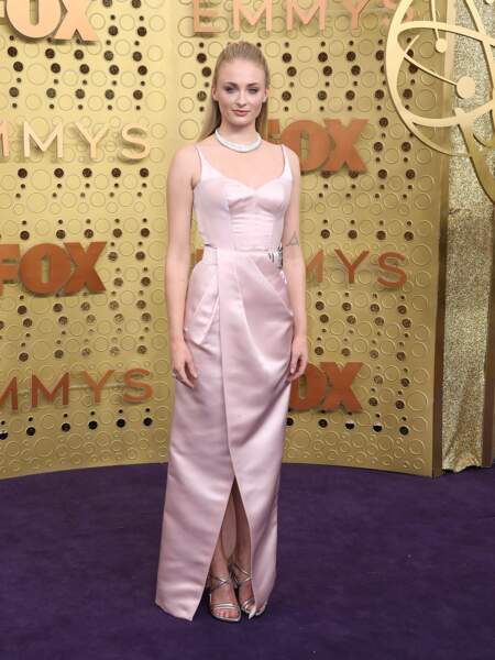 Plus soft dans le choix de sa robe, Sophie Turner a préféré un ton pastel rose pour fouler le tapis des Emmy Awards