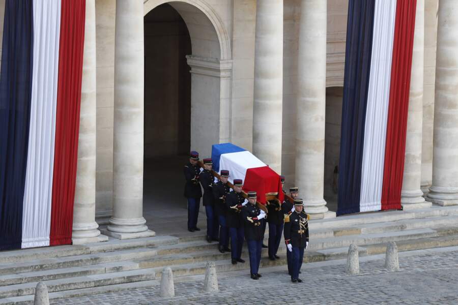 Ce sont les anciens officiers de sécurité de Jacques Chirac qui portaient le cercueil.