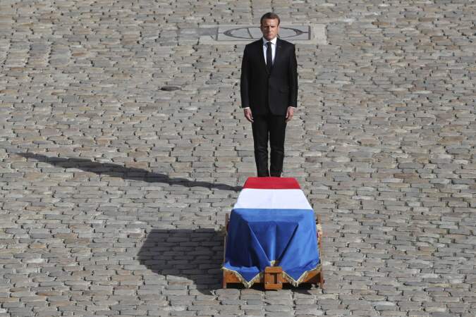 Emmanuel Macron a rendu les honneurs militaires à Jacques Chirac avant la cérémonie.