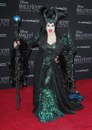 La drag queen Nina West arborait un superbe costume de Maléfique