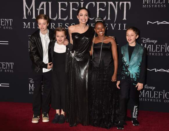 Angelina Jolie est apparue tout sourire avec cinq de ses six enfants