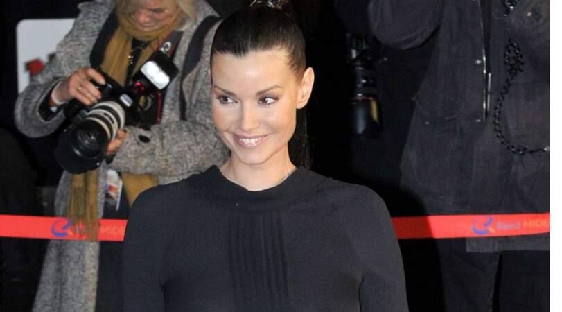 L'année d'après, aux NRJ Music Awards, l'actrice fait une rare apparition avec les cheveux attachés.