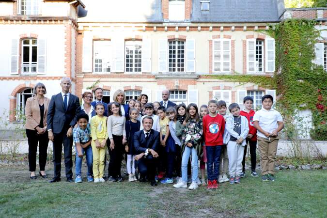 En fin de journée, Emmanuel Macron et son équipe ont rencontré les élèves d'une classe de CM2 de la ville.