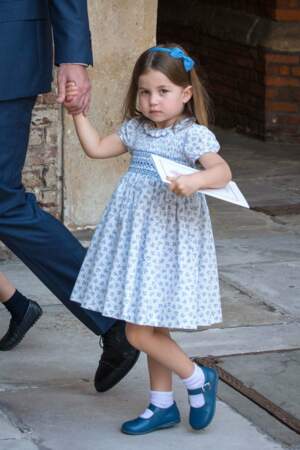 La princesse Charlotte porte pour l'occasion une ravissante robe bleue