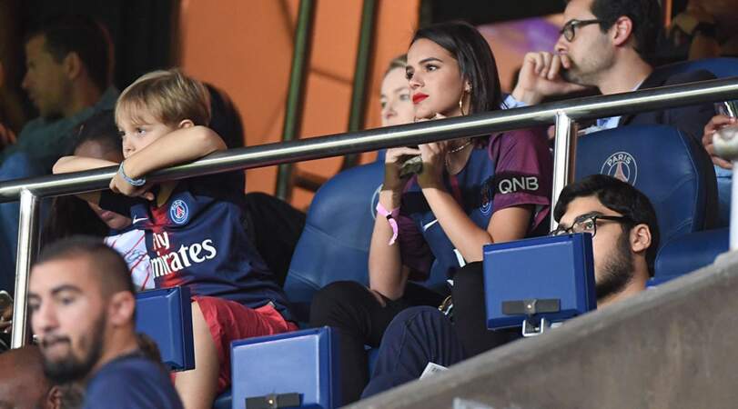 La compagne de Neymar, Bruna Marquezine, et le fils du Brésilien, Davi Lucca, attentifs en tribune