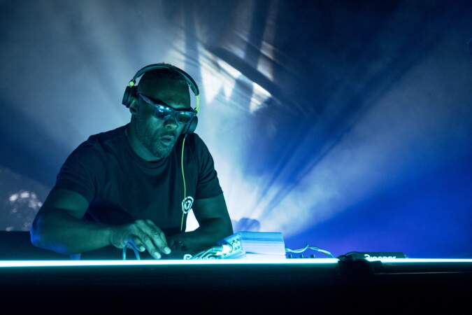 Idris Elba étant un DJ confirmé dans la vie, on pourrait le prendre au sérieux derrière ses platines...