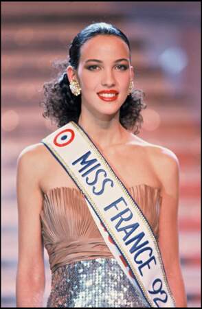 En 1992, Linda Hardy est propulsée sur le devant de la scène en devenant Miss France