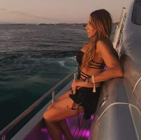 Tout aussi sexy : Cathy Guetta sur un bateau.