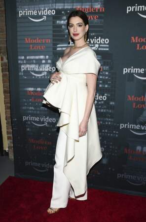 Anne Hathaway dévoile son impressionnant baby bump