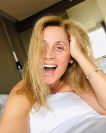 Selfie au lit pour Lara Fabian.