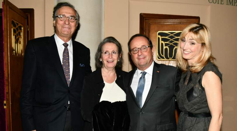 François Hollande tout sourire avec Julie Gayet et les parents de cette dernière