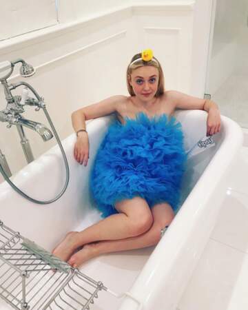 Dakota Fanning déguisée en fleur de bain. Original ! 