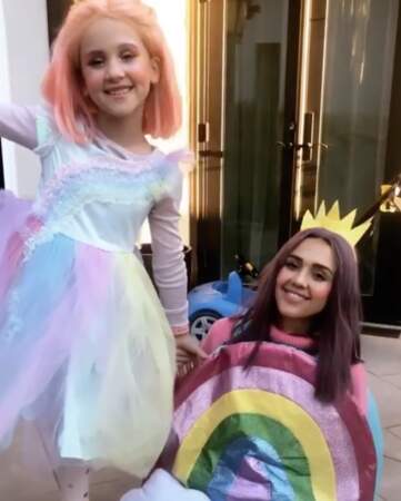 Jessica Alba déguisée en arc-en-ciel aux côtés de sa fille