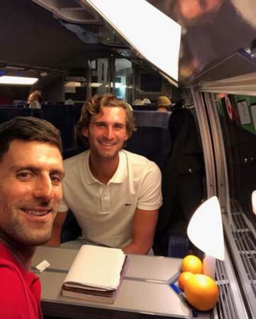 Novak Djokovic a pris le train avec son frère Marko. 