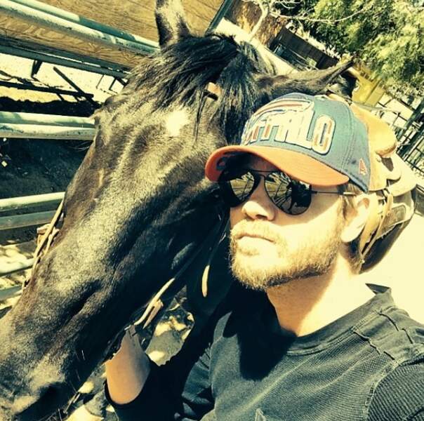Prendre des selfies avec des chevaux est clairement son dada