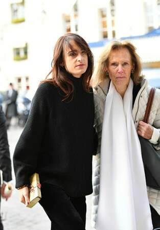 A gauche : l'actrice Thaïs Alessandrin, fille de Lisa Azuelos et petite-fille de Marie Laforêt. 