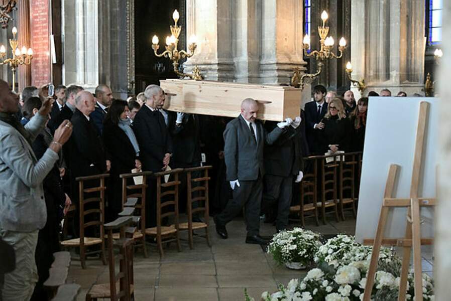 Ses proches étaient réunis en l'Eglise Saint-Eustache pour un dernier adieu, avant son inhumation dans la plus stricte intimité. 