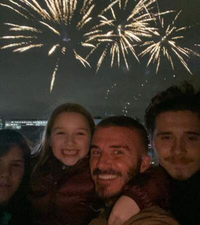 David Beckham et trois de ses enfants ont tourné le dos à un feu d'artifice. 
