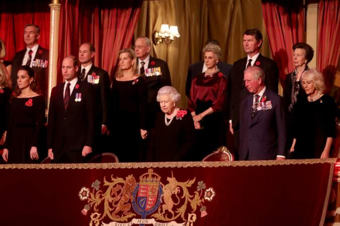La reine se trouvait aux côtés du Prince Charles. 