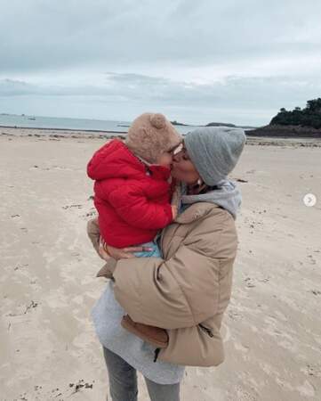Caroline Receveur et Marlon ont fait un tour à la plage à Dinard. 