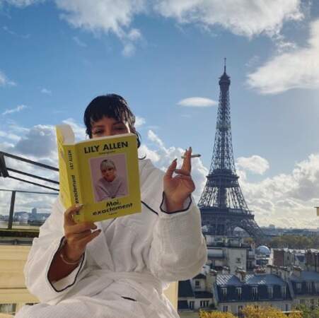 Lily Allen a lu son propre livre à Paris et on aimerait être aussi fier qu'elle quand on fait quelque chose nous aussi.