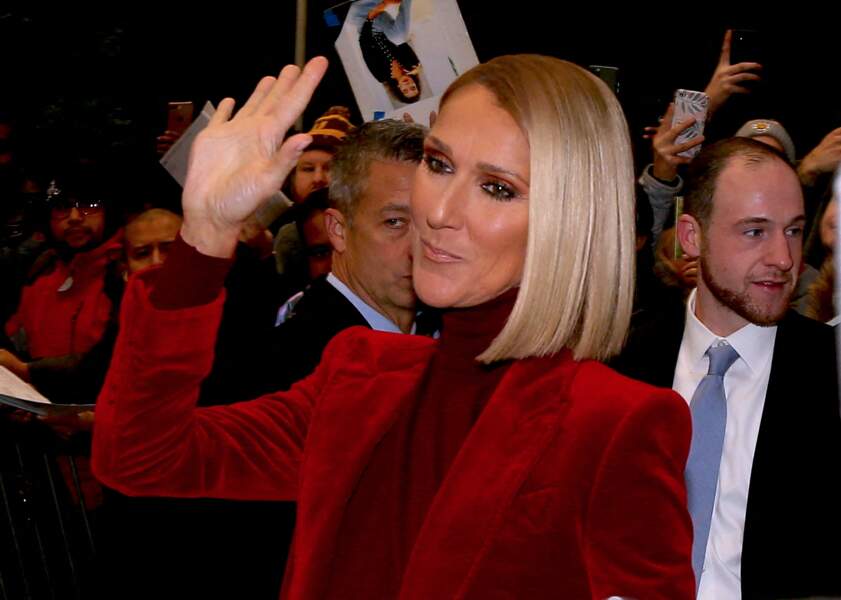Vêtue de rouge et souriante, Céline Dion fête avec style la sortie de son nouvel album.