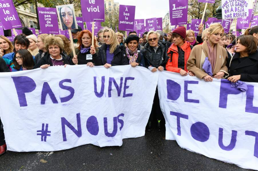Les stars derrière leur banderole à la marche contre les violences faites aux femmes