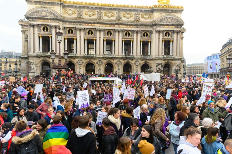 Vue générale de la manifestation lors de son passage devant l'Opéra de Paris