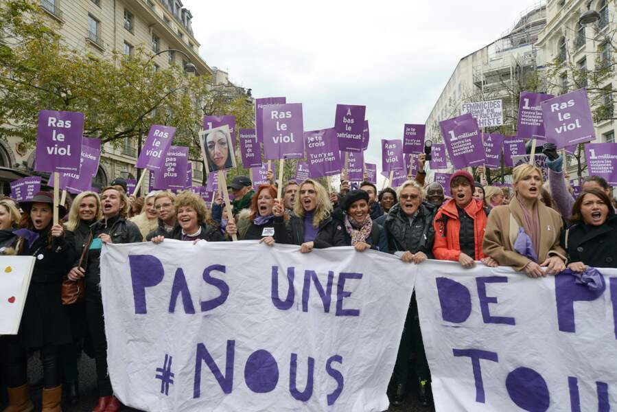 Les stars derrière leur banderole à la marche contre les violences faites aux femmes