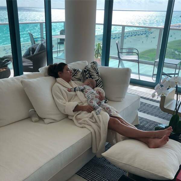 Eva Longoria ne dit pas non pour partager un moment de sieste avec son fils