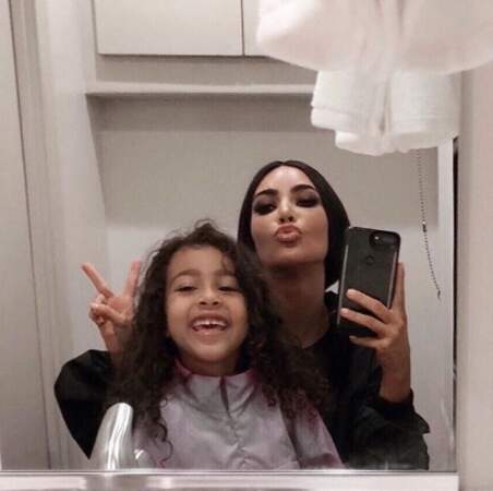 Selfie mère-fille pour Kim Kardashian et North. 