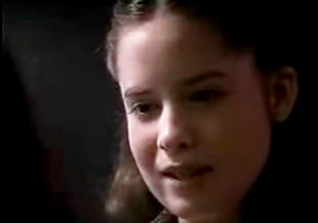 Voici Holly Marie Combs en 1989 dans le film Né un 4 juillet. Elle donnait la réplique à Tom Cruise