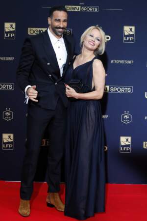 Pamela Anderson a fini par se lasser de la double vie de son compagnon Adil Rami : elle rompt avec le footballeur en juin