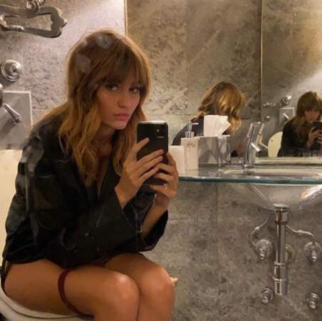 Et Lena Simonne nous a offert ce joli selfie en direct des toilettes. 