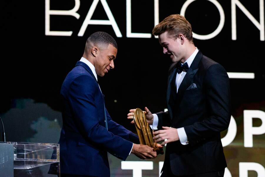 Du côté du meilleur jeune, Kylian Mbappé remet le trophée à Matthijs de Ligt